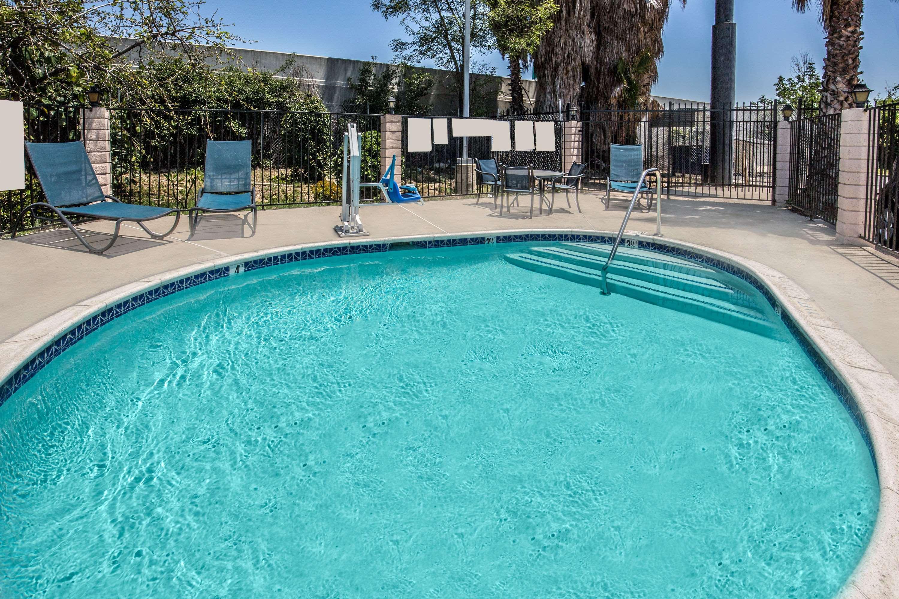 Days Inn By Wyndham Ontario Airport Exterior foto