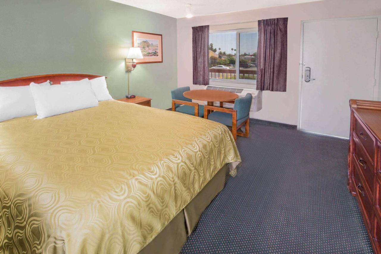Days Inn By Wyndham Ontario Airport Exterior foto