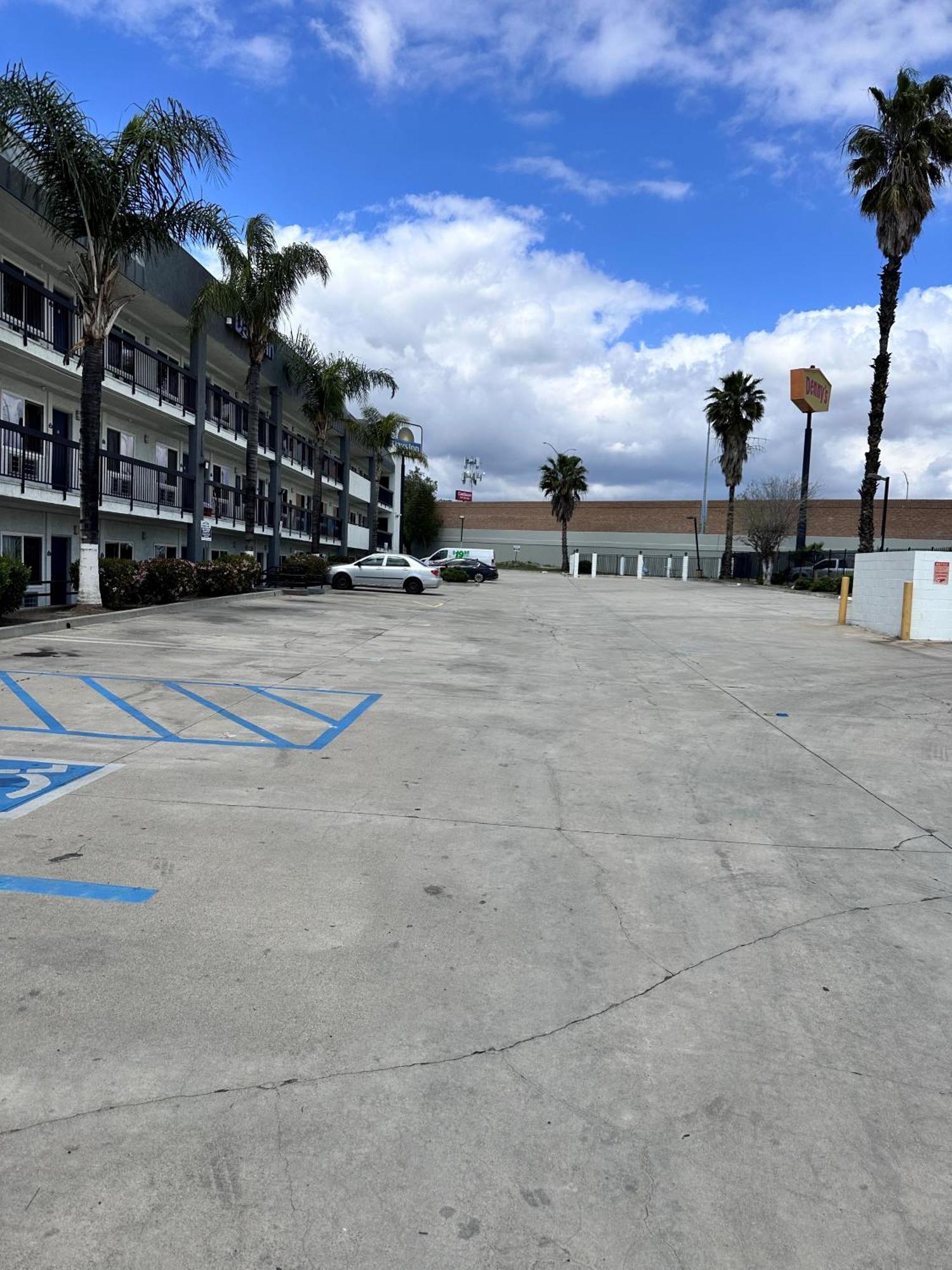 Days Inn By Wyndham Ontario Airport Exterior foto
